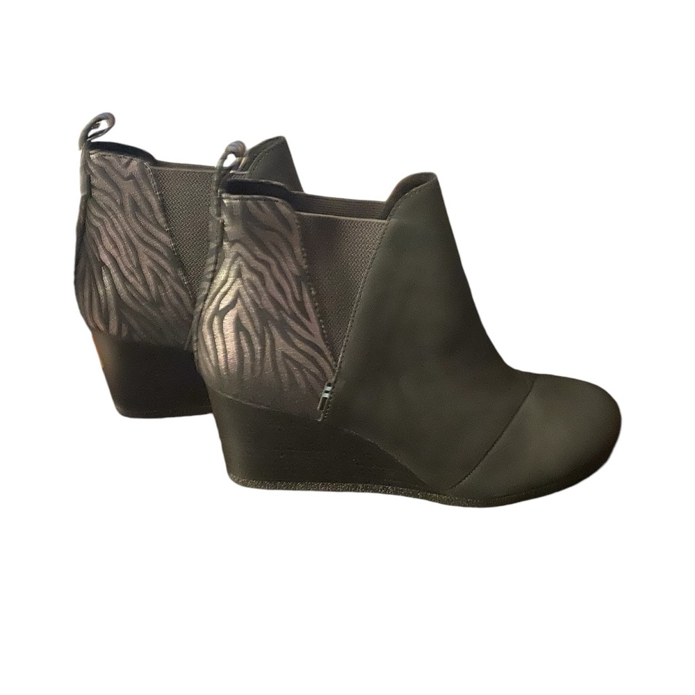 TOMS Women's, Kelsey Ankle Boot Black Leather/Zebra Shimmer)NWT. Size 8.5